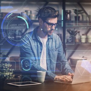 persona-trabajando-html-computadora